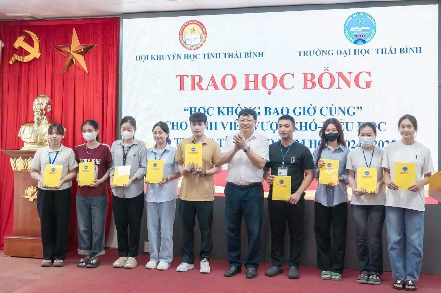 Thái Bình, trao tặng học bổng trên 1,8 tỷ đồng cho học sinh, sinh viên và người lớn có thành tích tiêu biểu trong phong trào ‘Học không bao giờ cùng”